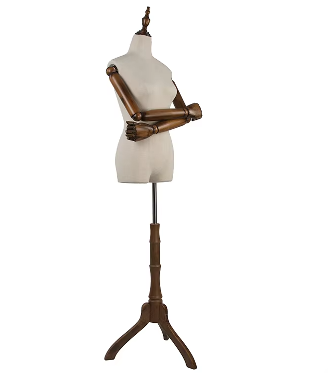木製腕を備えたベージュ布張りトルソーマネキン｜手を腰に当てたディスプレイポーズモデル