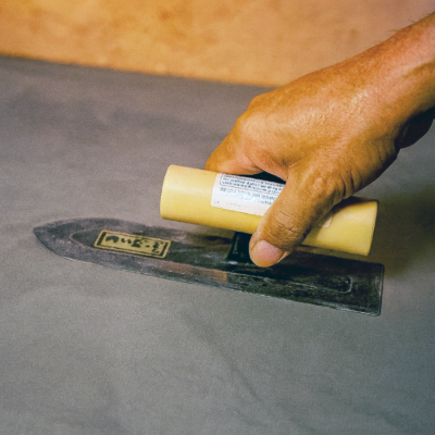 モールテックス仕上げの施工工程｜職人がコテで表面を均す作業ディテール