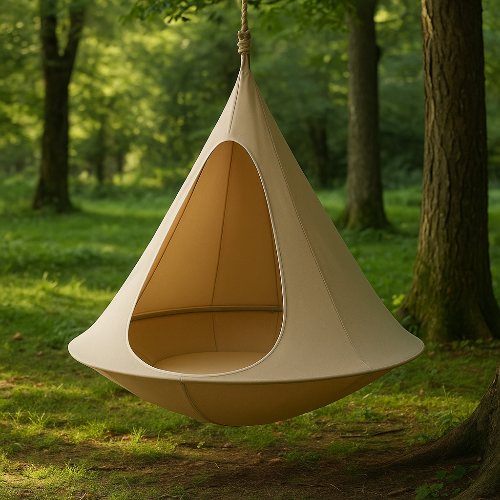 林の中に設置されたサンドベージュのスイングチェア