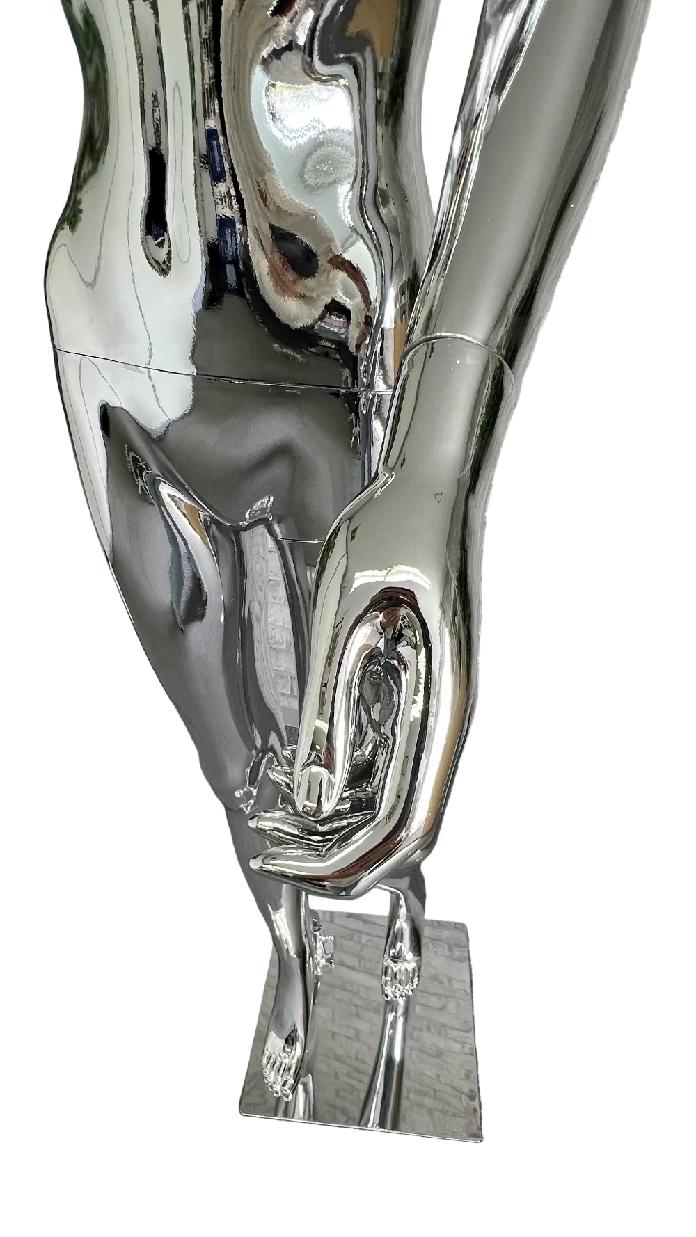 クロームマネキンの腕部クローズアップ｜関節パーツと光沢仕上げ