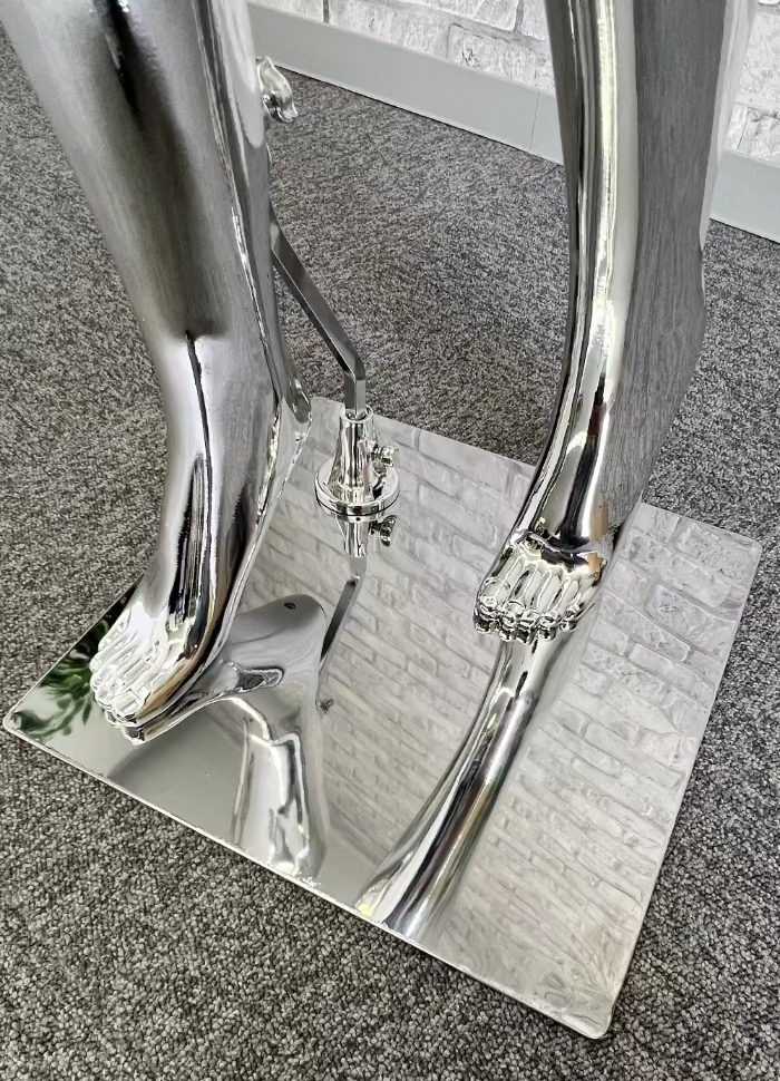 クローム仕上げ男性マネキンの脚部とベース部分ディテール｜安定スタンド仕様