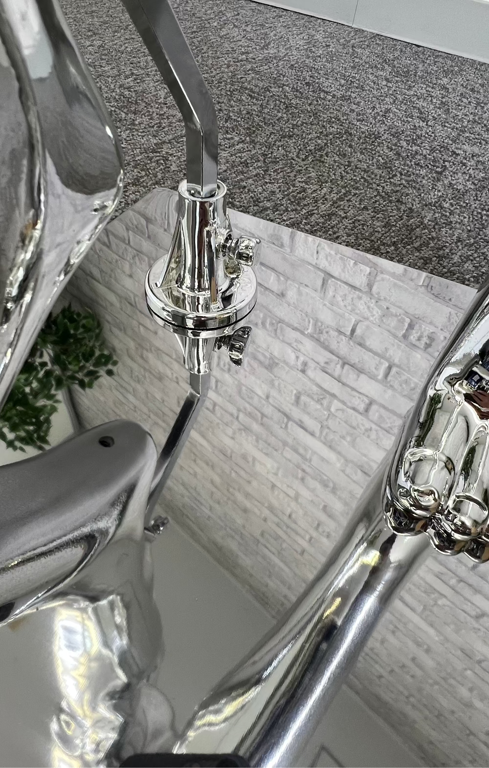 クロームマネキンの鏡面反射展示例｜高級感のあるディスプレイスタイル