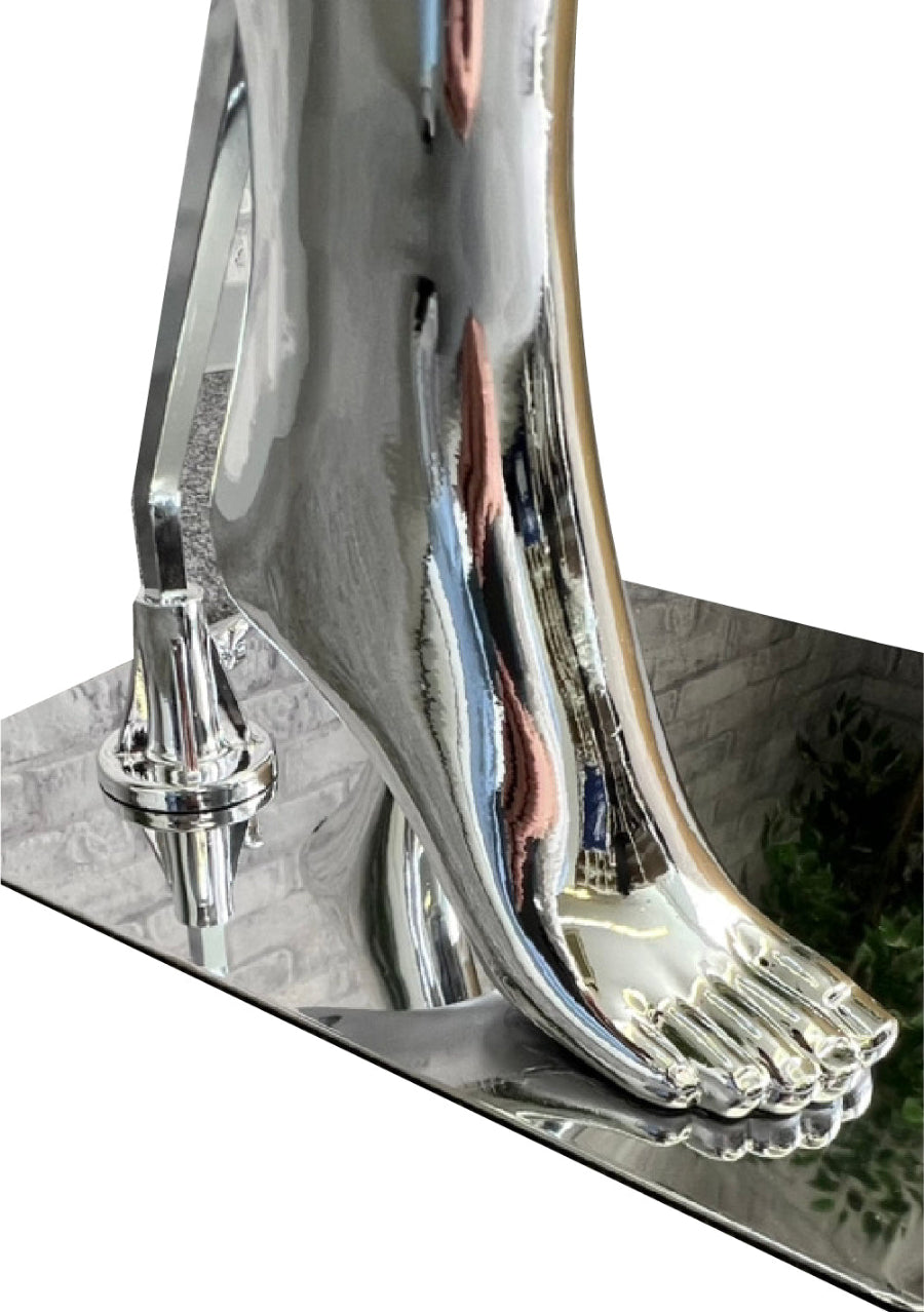 女性クロームマネキンの脚部とベース部分ディテール｜安定展示仕様