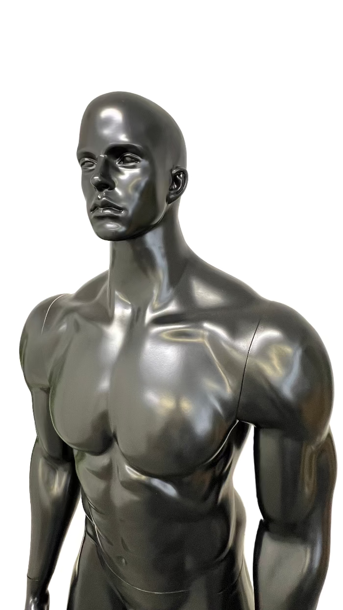 筋肉造形が強調された男性マネキン上半身クローズアップ｜ブラックカラー