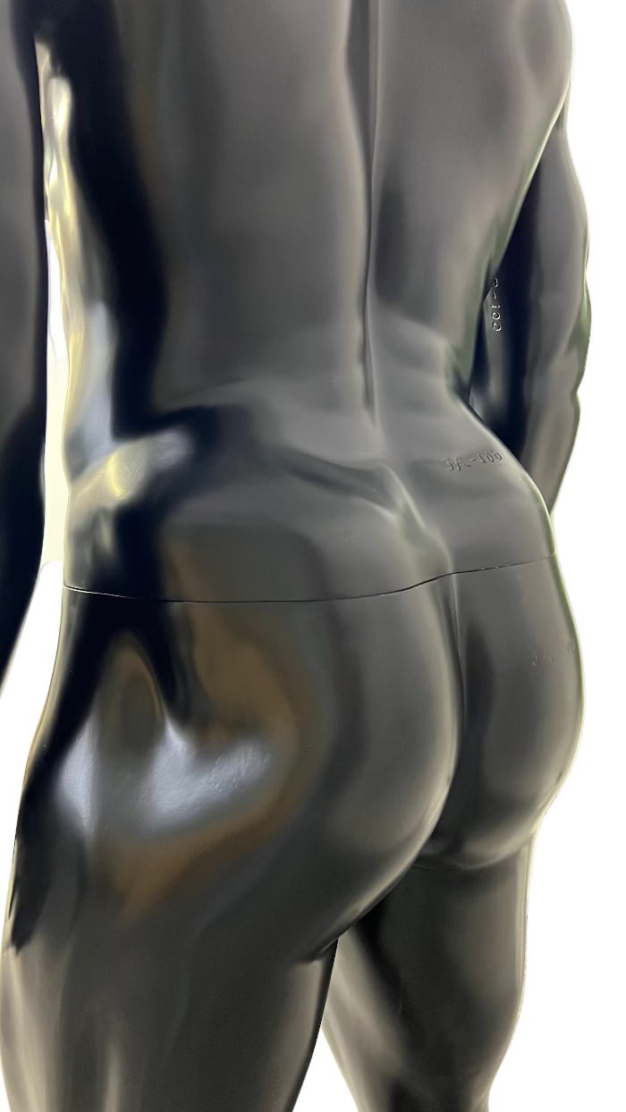 男性マネキン背面ディテール｜筋肉構造とウエストラインの造形