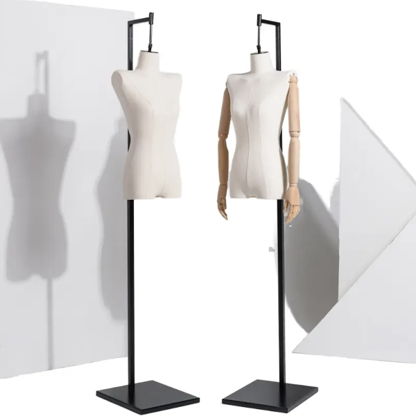 布張りトルソーマネキン2体展示例｜木製腕付きと腕なしタイプ・ホワイトカラー