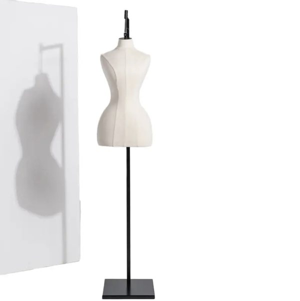布張り女性トルソーマネキン斜め前ビュー｜ホワイトカラー・高さ調整可能スタンド付き