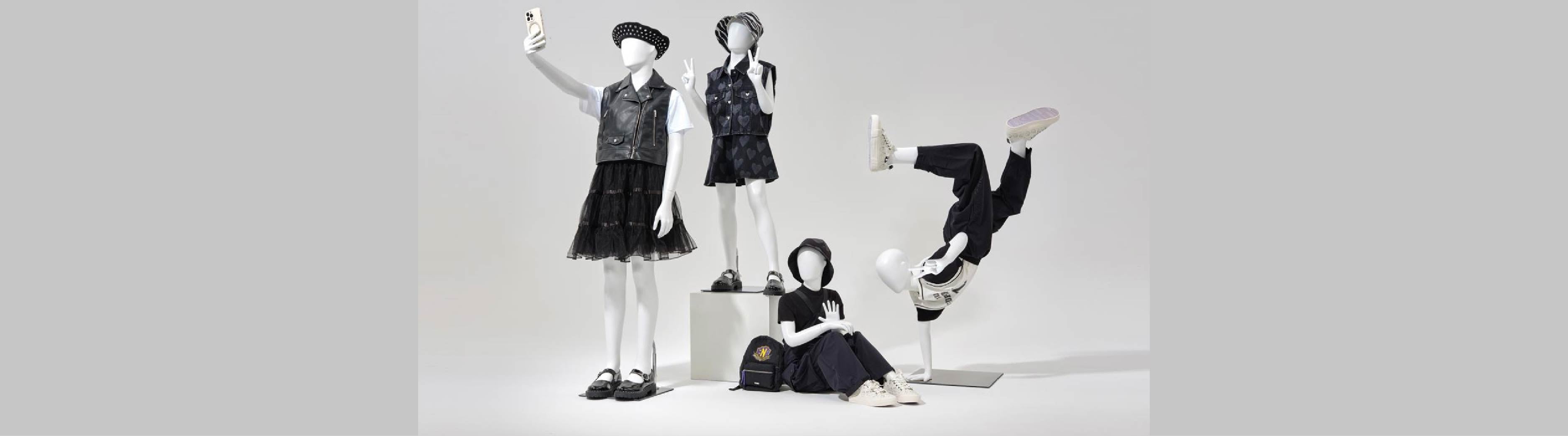 シンプルでおしゃれな子供服ショップのマネキン演出