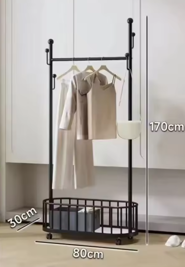 ブラックフレームの衣類ラックにトップスを掛けた収納什器