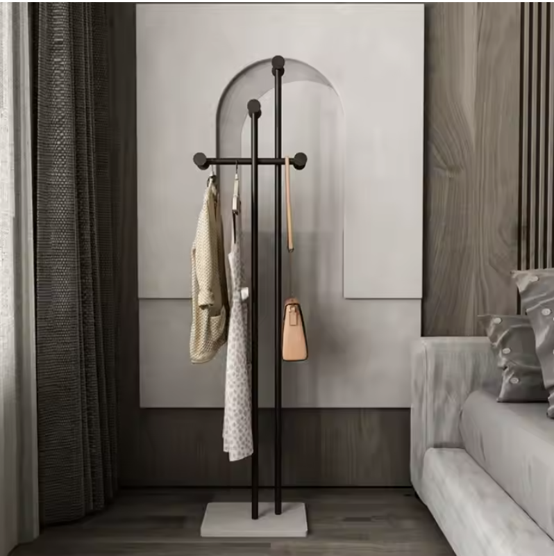 ブラックスタンドのコートハンガーに衣類とバッグを掛けたモダンな室内インテリアディスプレイ