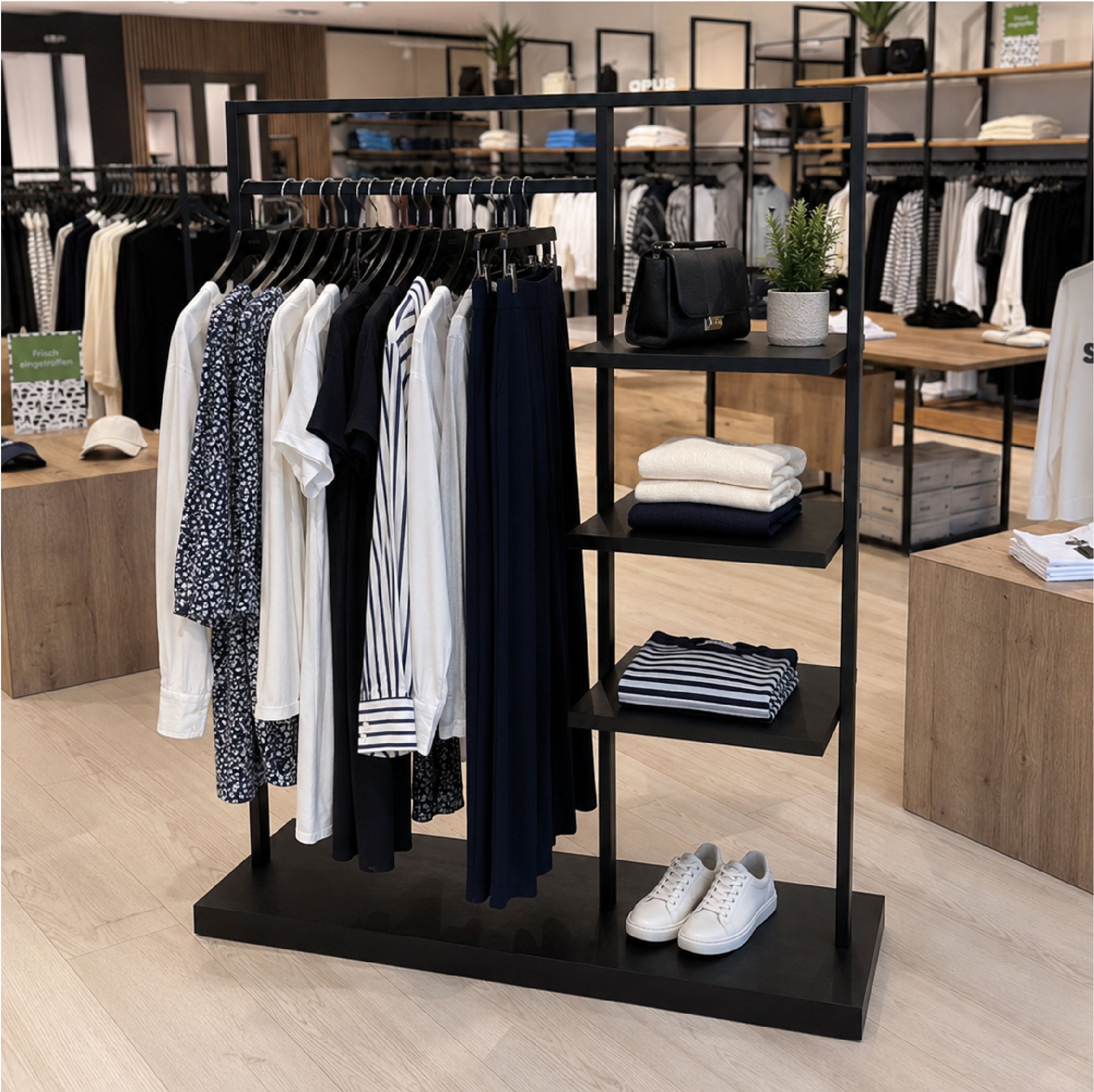 店舗ディスプレイ用のブラックとゴールド棚付きハンガーラック