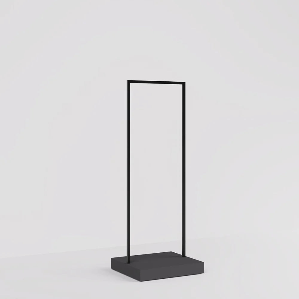店舗什器として使用されるW600ブラックハンガーラック