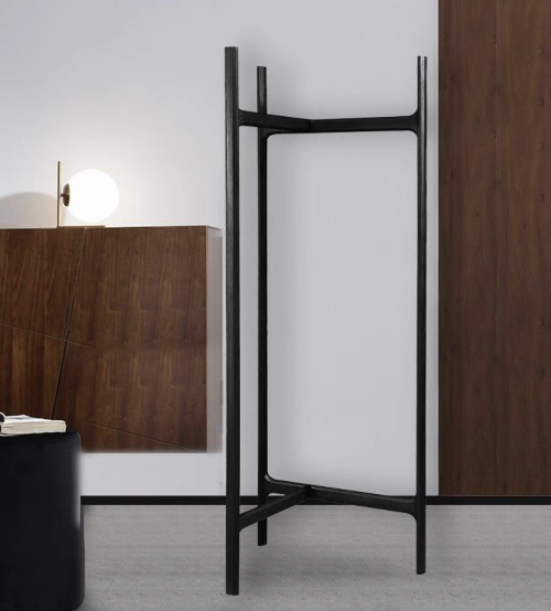 モダンインテリアに設置されたブラックスチール製洋服スタンド｜シンプルで高級感のある什器