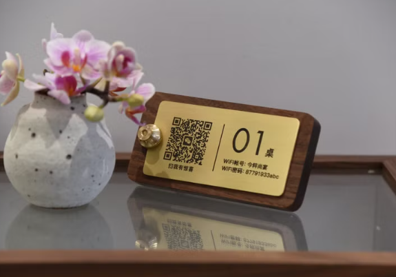 カフェテーブルに設置した 木製×金属 卓上スタンド