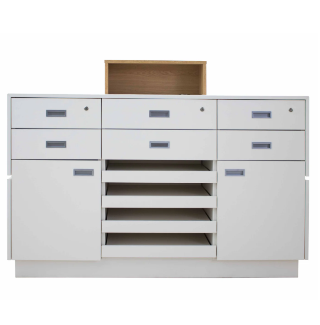 店舗レジ周りに設置されたチェックアウトカウンターの店舗什器