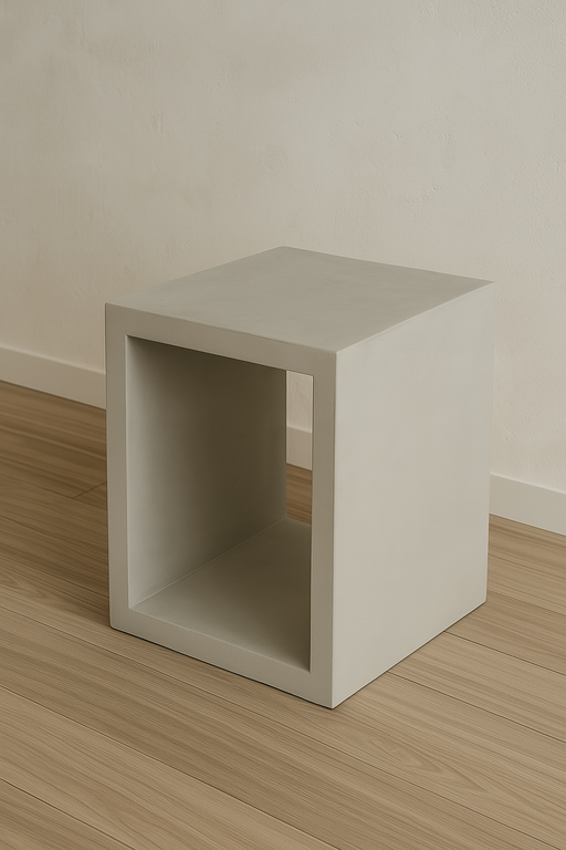 シンプルな背景で撮影されたライトグレーのキューブ型テーブル