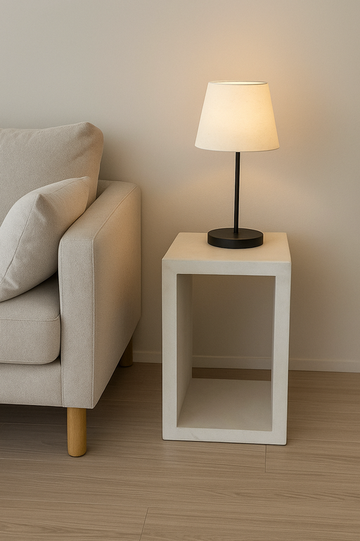 ソファ横に置かれたホワイトのキューブサイドテーブルとランプ