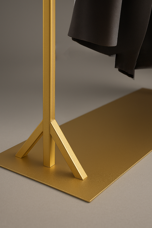 ゴールド洋服ラックのベース部分ディテール｜安定感のある支柱デザイン