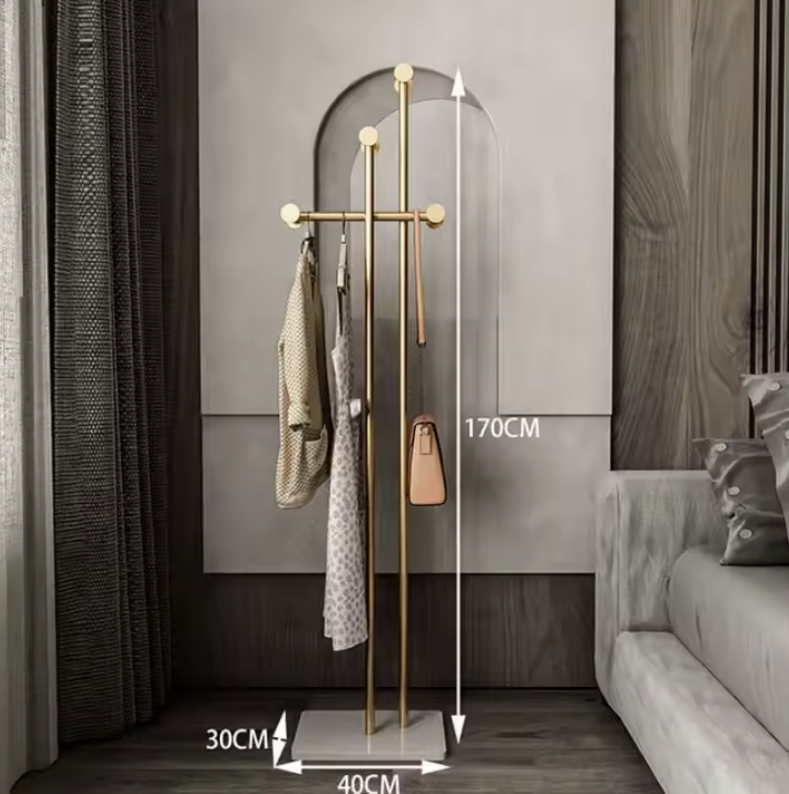 ゴールドフレームコートハンガーのサイズ表記付き商品ディスプレイ