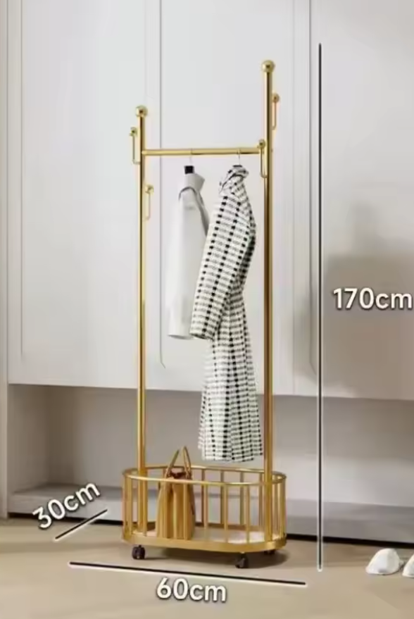 ゴールドフレームの多機能ハンガーラックに衣類を掛けた収納ディスプレイ