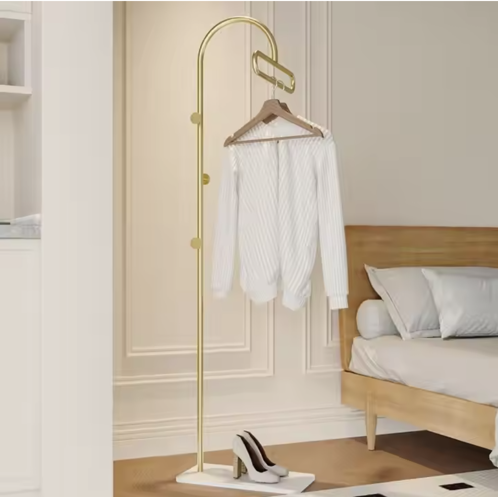 ゴールドスタンドハンガーにシャツを掛けたベッドルームインテリアディスプレイ