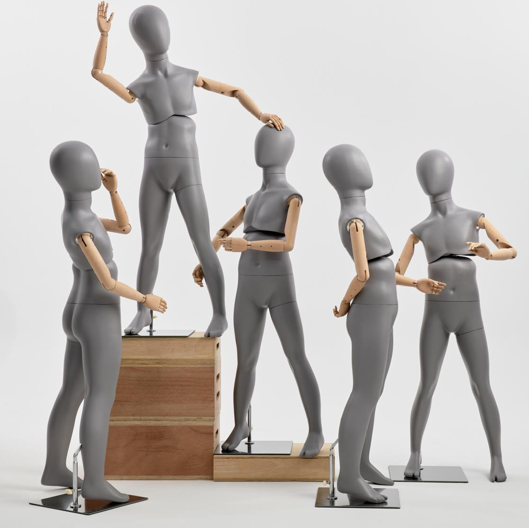 キッズマネキンを使ったミニマルな子供服店のディスプレイ