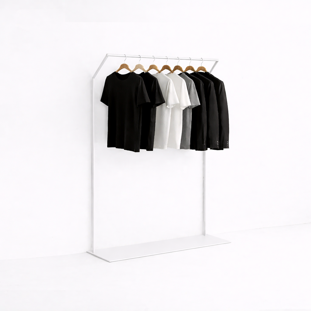 アパレルショップの店舗ディスプレイに使用されるホワイトハンガーラック