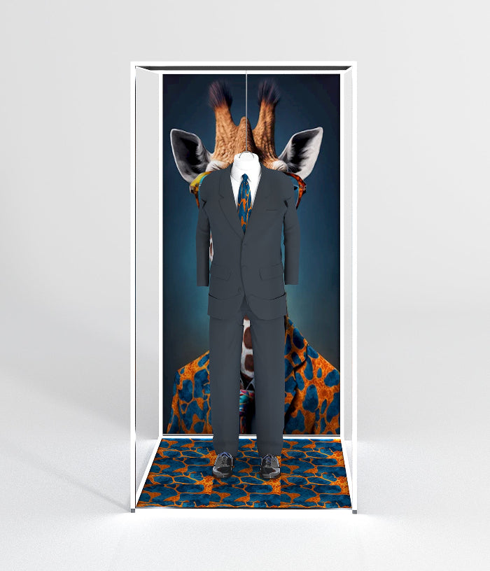 クリエイティブな背景付きのホワイトフレームファッションディスプレイスタンド - ブティックやメゾンに最適