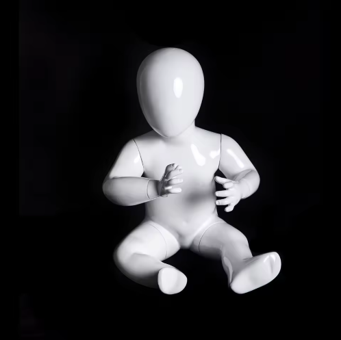ブラック背景のキッズマネキン・座りポーズ