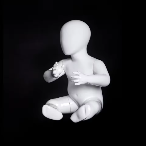 子供マネキン・ブラック背景ディスプレイ