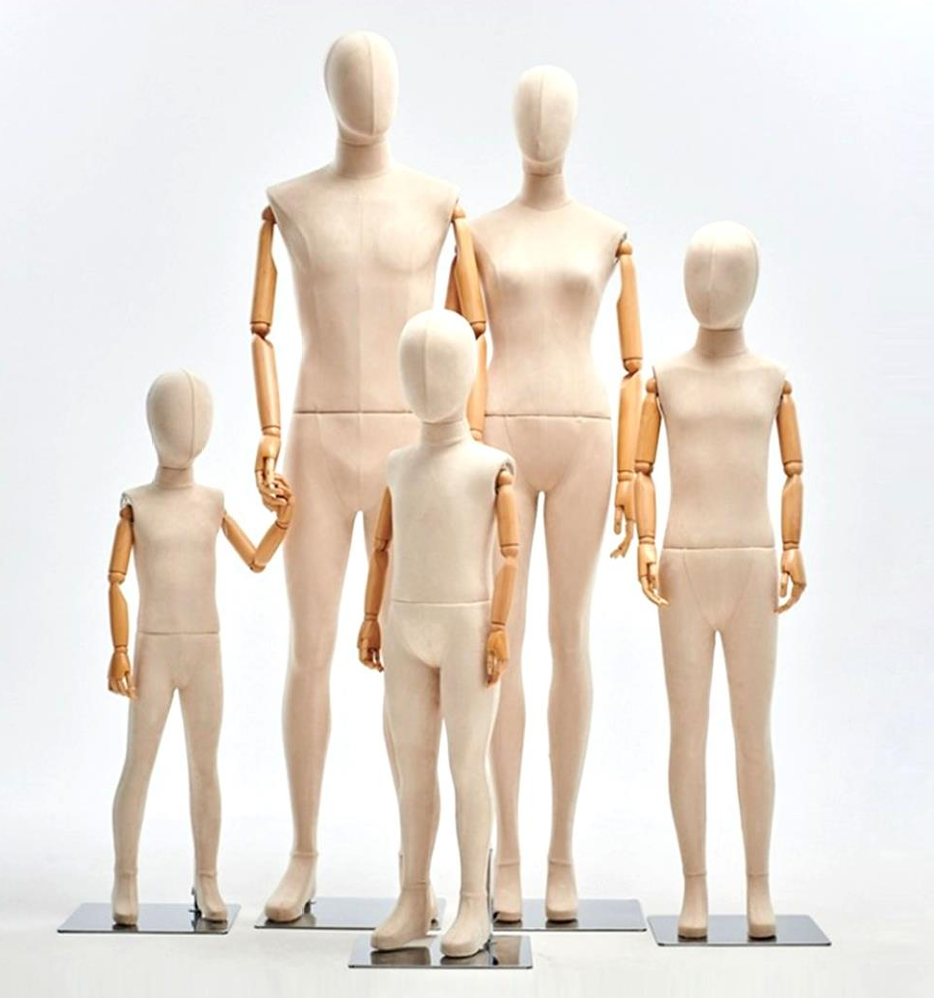 シンプルでおしゃれな子供服ショップのマネキン演出