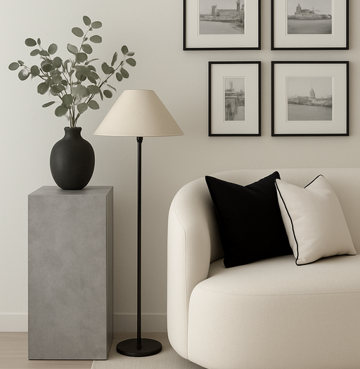 ソファ横に配置されたダークグレーのハイ展示台とブラックベースのランプ