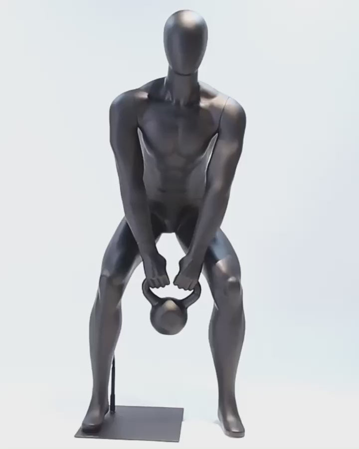 トレーニングポーズの男性マネキン｜ケトルベルを持ち上げる動作再現