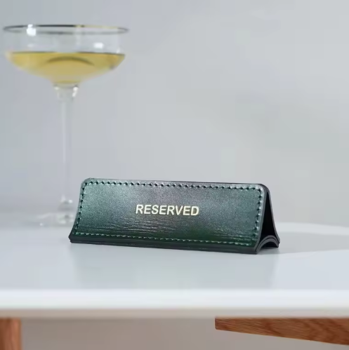 カフェテーブルに設置した レザー RESERVED スタンド