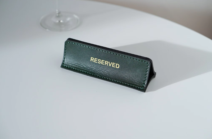 カフェテーブルに設置した レザー RESERVED スタンド