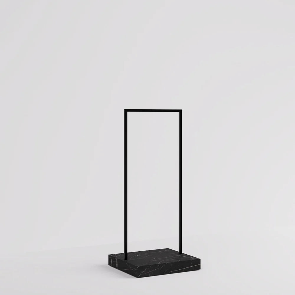 店舗什器として使用されるW600ブラックハンガーラック