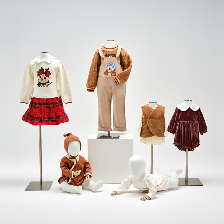 子供用マネキンを使用したアパレルショップのディスプレイ