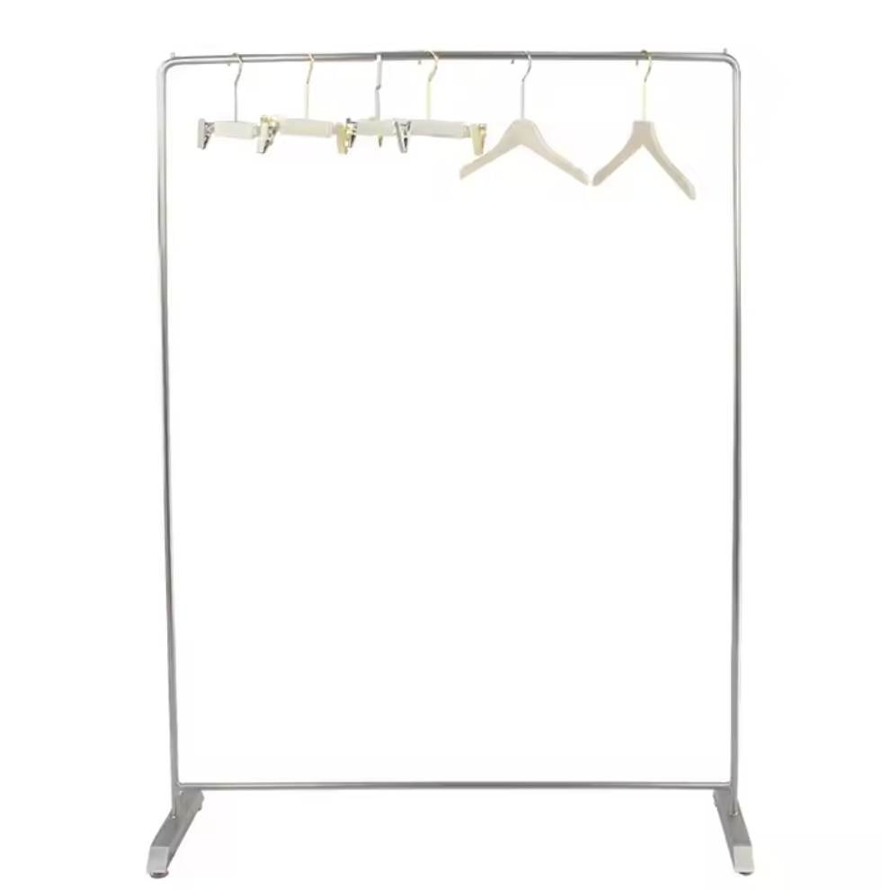 シルバーハンガーラックにハンガーを掛けたミニマルデザインの商品画像