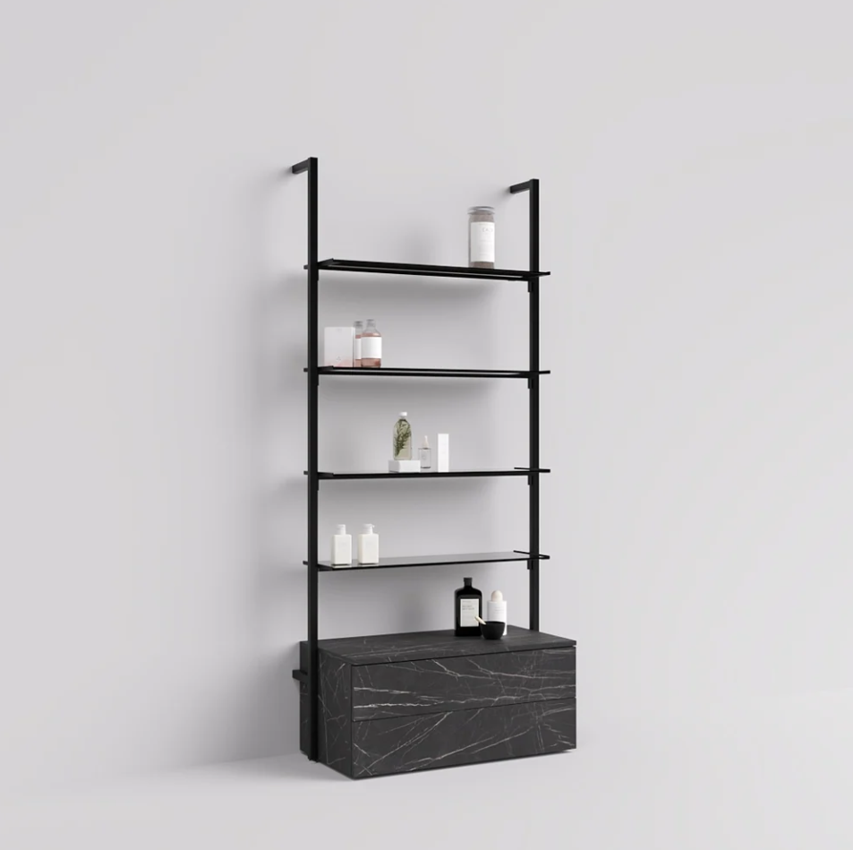 WEONE 壁面ディスプレイシェルフを配置した美容サロンの内装イメージ、大理石調カウンターと収納付き棚の組み合わせ