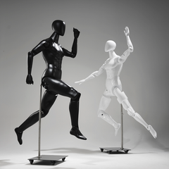 ブラックとホワイトの可動式メンズマネキンによるアクティブポーズ展示例｜WEONE
