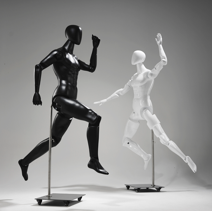 ブラックとホワイトの可動式メンズマネキンによるアクティブポーズ展示例｜WEONE