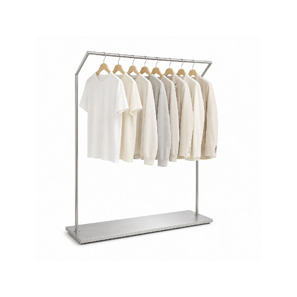 シルバーフレームの自立式アパレル店舗用ハンガーラック｜weone