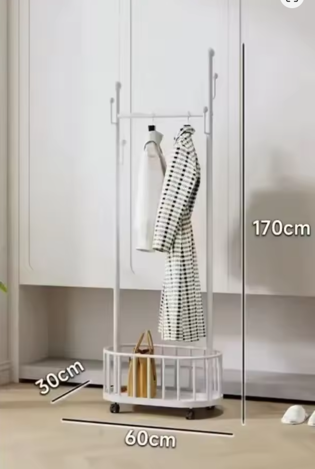 ホワイトフレームのハンガーラックに衣類を掛けた収納ディスプレイ