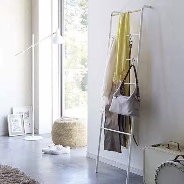 明るいインテリアに置かれたホワイトメタル製タオルラック｜ファブリックや小物を掛けられるミニマルデザインのスタンド